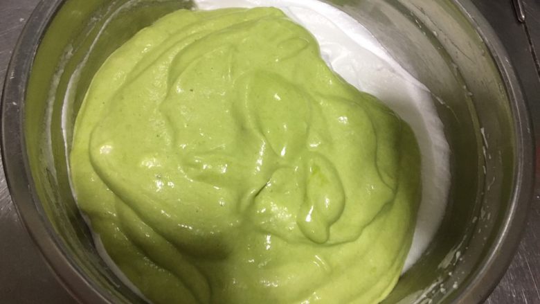 小白菜无奶戚风蛋糕,混合后再倒入剩余的三分之二蛋白中,同样的方法拌匀,速度要快。