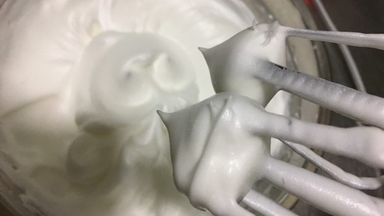 小白菜无奶戚风蛋糕,打的过程随时提起打蛋器观察打蛋头的蛋白状态,直立小尖角就OK了。此时蛋白为硬性发泡,细腻有光泽。千万不要打过了,尖角不是很直也无妨,比打过强。