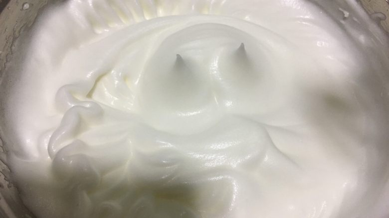 小白菜无奶戚风蛋糕,纹理清晰后加入最后三分之一细砂糖,高速打发几圈后转低速,为的是减少蛋白中的大气泡,使蛋白更加细腻。