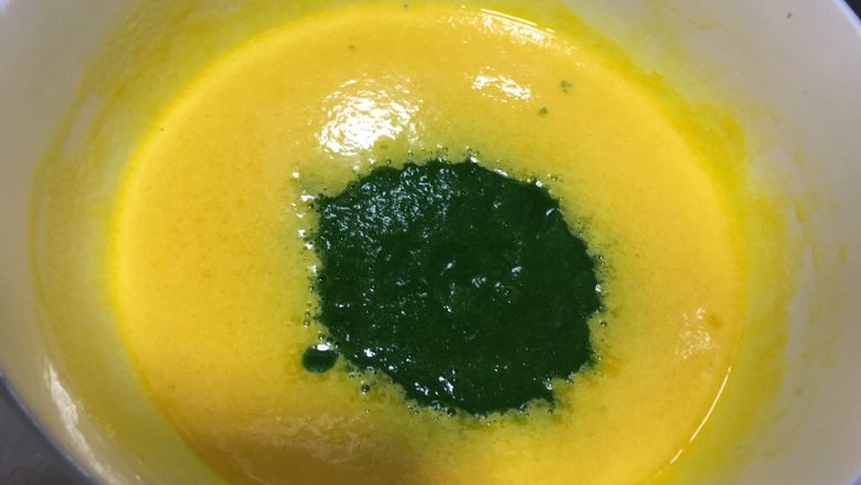 小白菜无奶戚风蛋糕,加入小白菜泥。(小白菜水焯一下后少量水打泥,步骤忘拍,自行脑补哈!)