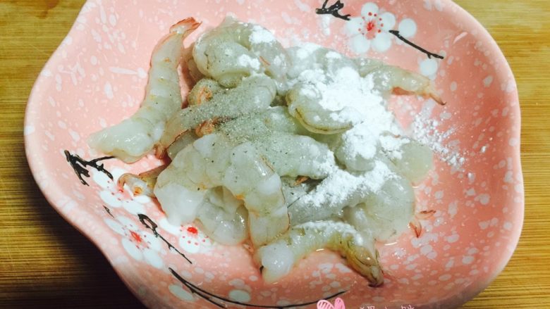 毛豆虾仁,加入盐，淀粉和<a style='color:red;display:inline-block;' href='/shicai/ 134296'>白胡椒粉</a>腌制