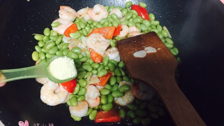 毛豆虾仁,调入<a style='color:red;display:inline-block;' href='/shicai/ 788'>生抽</a>和<a style='color:red;display:inline-block;' href='/shicai/ 756'>鸡精</a>