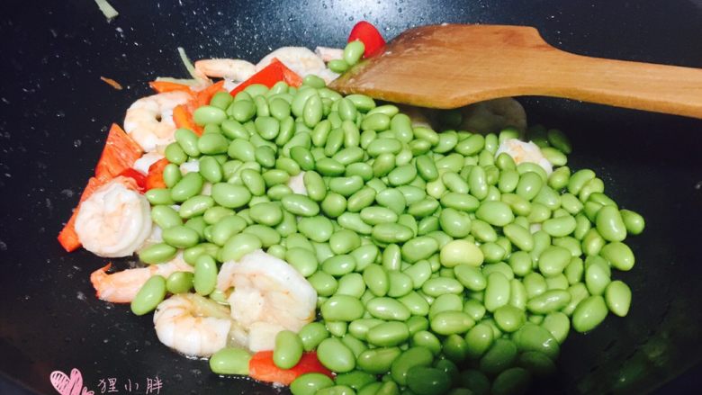 毛豆虾仁,然后放入提前绰熟的毛豆