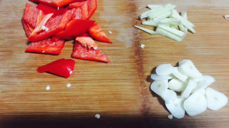 毛豆虾仁,红椒切块，<a style='color:red;display:inline-block;' href='/shicai/ 37'>姜</a>切丝，蒜切片