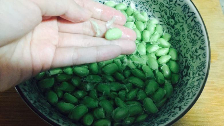 毛豆虾仁,新鲜毛豆有层薄膜，搓掉待用