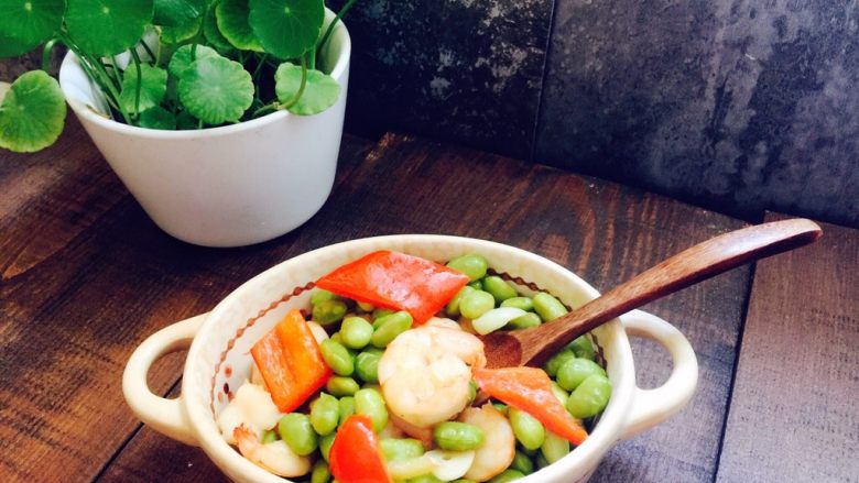 毛豆虾仁,如果没有姜丝的话，腌制虾仁的时候少加点料酒，可以去腥。。