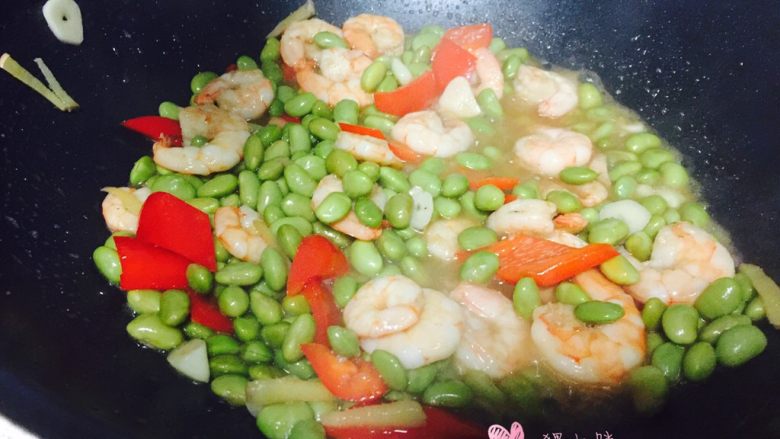 毛豆虾仁,稍微焖片刻出锅即可，生抽是咸的，虾仁也提前腌制，不需要再放盐了