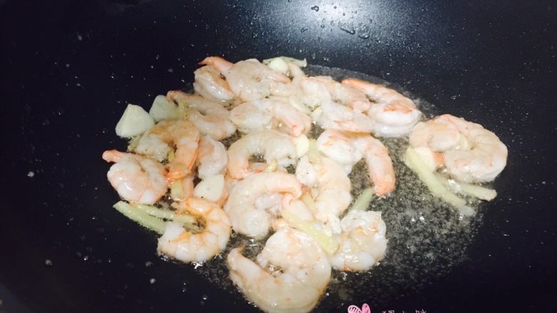 毛豆虾仁,放入虾仁翻炒