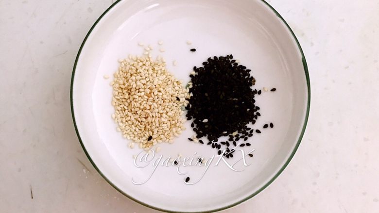 #吃豆腐#鱼香豆腐,准备食材:熟黑白芝麻