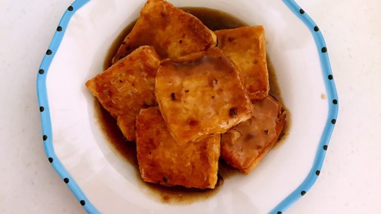 #吃豆腐#鱼香豆腐,在煎好的豆腐上均匀的浇上调好的鱼香料汁