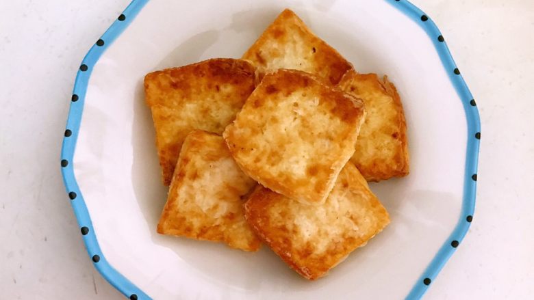 #吃豆腐#鱼香豆腐,把煎好的豆腐装盘
