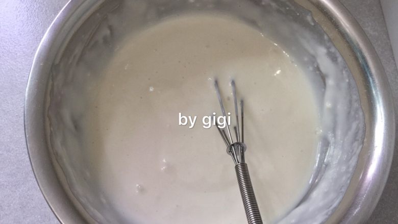 復刻名媛Lady M-伯爵茶千層蛋糕,制作千層皮:麵粉、玉米澱粉過篩混合 加入大約一半的<a style='color:red;display:inline-block;' href='/shicai/ 219'><a style='color:red;display:inline-block;' href='/shicai/ 219'>牛奶</a></a>拌勻成粉漿