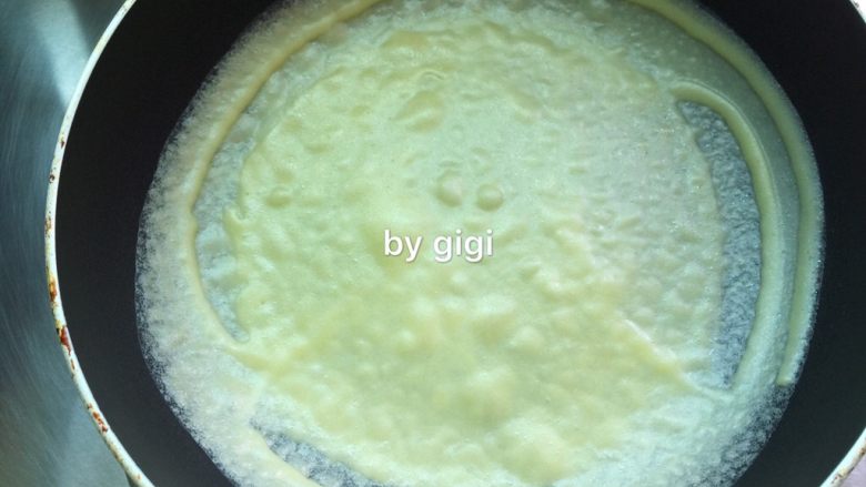 復刻名媛Lady M-伯爵茶千層蛋糕,不沾平底鍋抹點食用油燒熱 調中小火 提起鍋子 倒適量粉漿 馬上繞鍋子幾圈讓整個鍋都沾上粉漿(不要太多 多了會厚 影響口感) 不停的繞 直到粉漿不能流動為止(這個過程大約3秒左右)再放火上煎大概5秒 用牙籤輕挑起四周 馬上倒扣在已準備好的碟子上 趁熱將千層皮攤平 重復此步驟至煎完所有千層皮 放涼備用