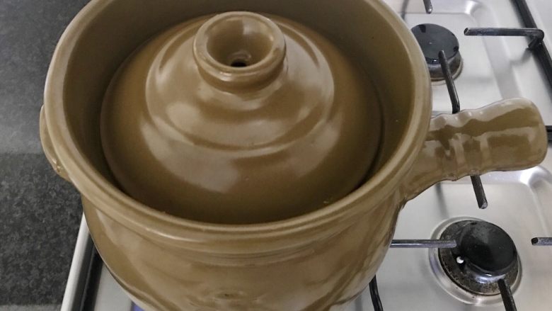 肇实灵芝片煲肉骨汤,盖上锅盖,大火煮开冒水汽后转小火,慢炖1.5-2小时,