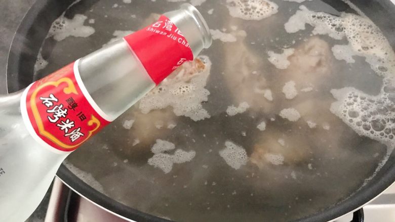 肇实灵芝片煲肉骨汤,倒入米酒,