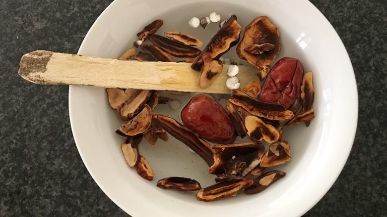 肇实灵芝片煲肉骨汤,再将药材也浸泡在清水中,