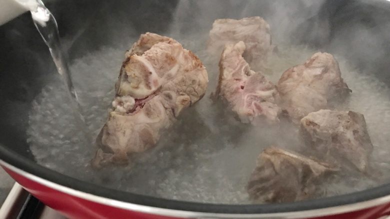 肇实灵芝片煲肉骨汤,再将开水加进来,