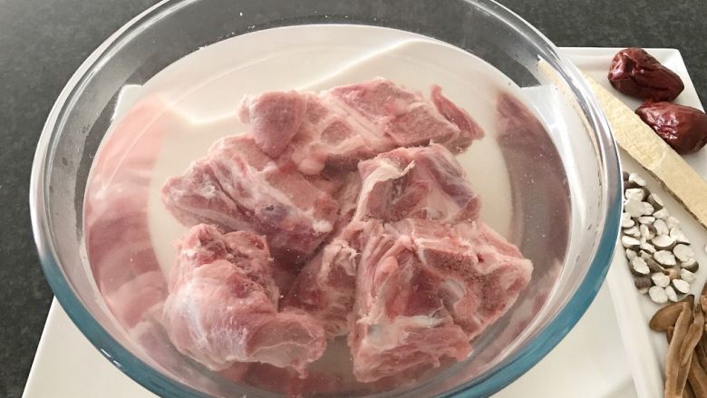 肇实灵芝片煲肉骨汤,首先我们将肉骨浸泡在清水里10-15分钟(去血丝)