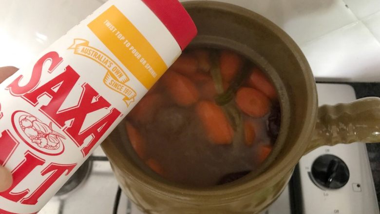 肇实灵芝片煲肉骨汤,最后添加少许盐,搅拌一下就可以关火了。