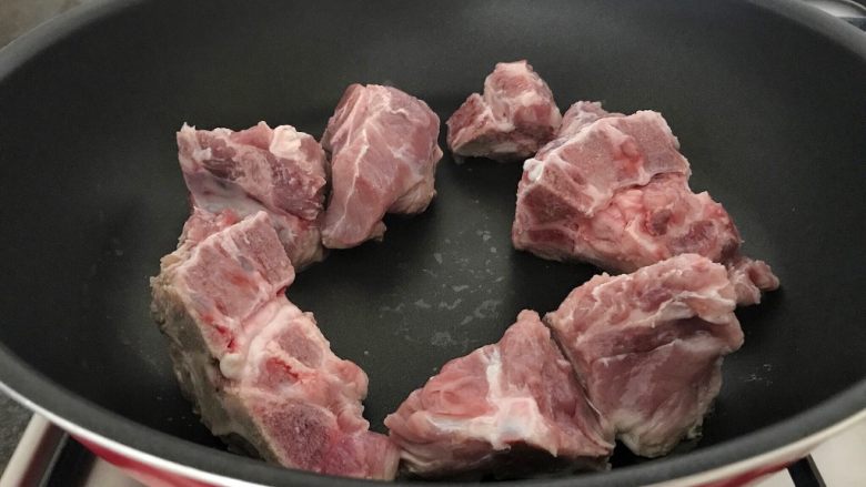 肇实灵芝片煲肉骨汤,开大火把肉骨加进来煸炒,