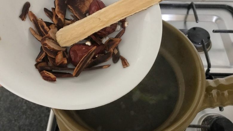 肇实灵芝片煲肉骨汤,药材沥干水也加进来,