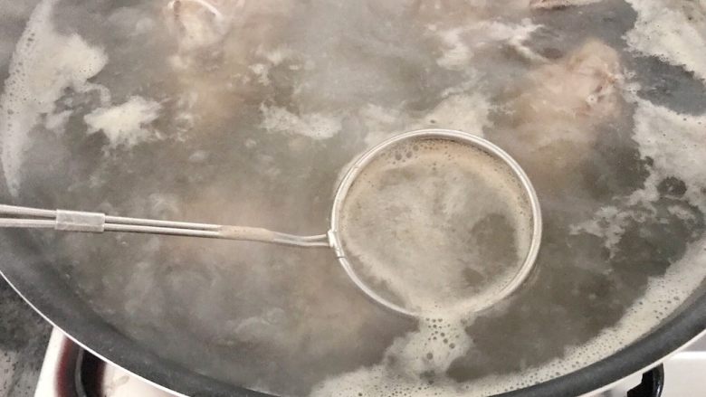 肇实灵芝片煲肉骨汤,撇去浮沫,