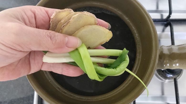 肇实灵芝片煲肉骨汤,换砂锅,再将生姜和葱结加进来,