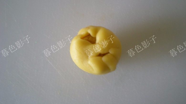 果汁冰皮月饼,把面皮盖在豆沙上,然后翻过来捏好。