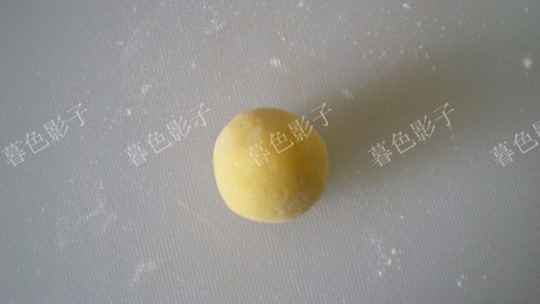 果汁冰皮月饼,包好的月饼,双手合十在手中多滚几下,面皮会很均匀的