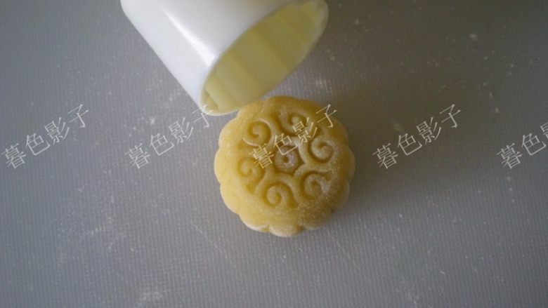 果汁冰皮月饼,倒扣出来的月饼,很漂亮的!