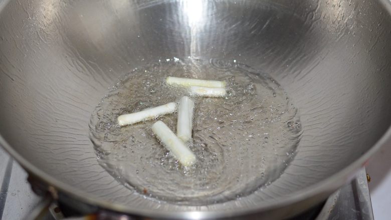 排骨炖山药尝一口都不想放下,坐锅倒油,下葱段炸香。