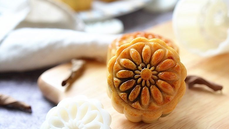 广式蛋黄豆沙月饼