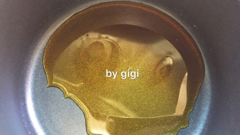 香橙焦糖水果脆藍,制作裝飾焦糖網:將砂糖倒入牛奶鍋中用中小火煮至焦糖色