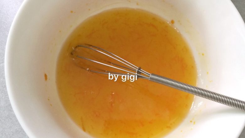 香橙焦糖水果脆藍,制作香橙脆藍:取1個鮮橙 榨出橙汁 磨出橙皮茸 砂糖、橙皮茸、橙汁混合拌勻