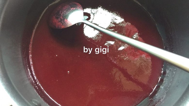 香橙焦糖水果脆藍,制作紅莓汁:將紅莓果泥加入糖霜 煮至糖霜溶解即可 放涼備用