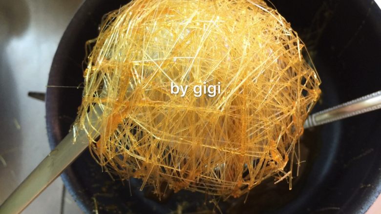香橙焦糖水果脆藍,事先準備1個大湯勺 抹上一層植物油 焦糖用叉子來回拉動 拉成網絲狀 待焦糖涼卻 用剪刀剪去下面多余的糖絲 輕輕地將焦糖網取出(中途如果焦糖變硬了可以稍微加熱一下再拉)
