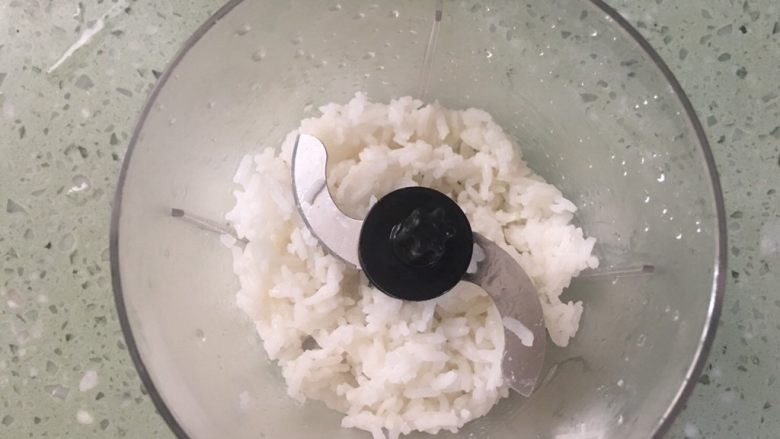 玉米蔬菜米糊 宝宝辅食6M+,将煮熟的大米放入辅食机中,加入20ml水打拌成糊