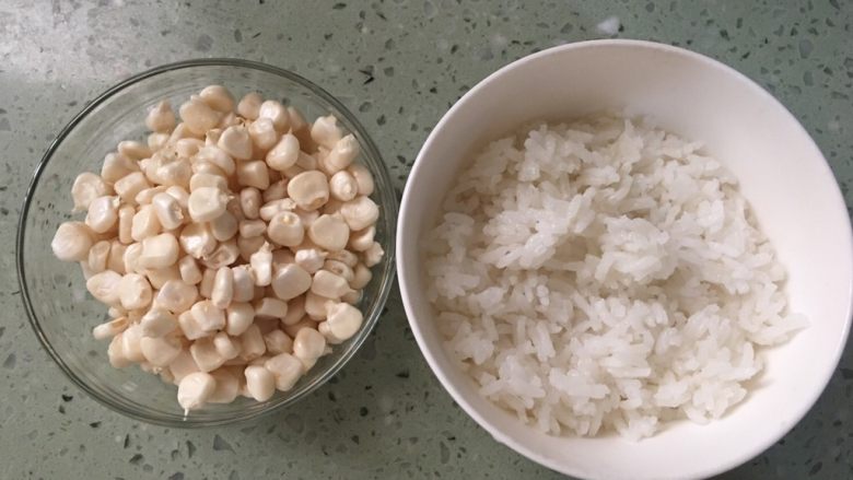 玉米蔬菜米糊 宝宝辅食6M+,准备好原材料,将玉米粒洗净备用,大米是蒸熟了的