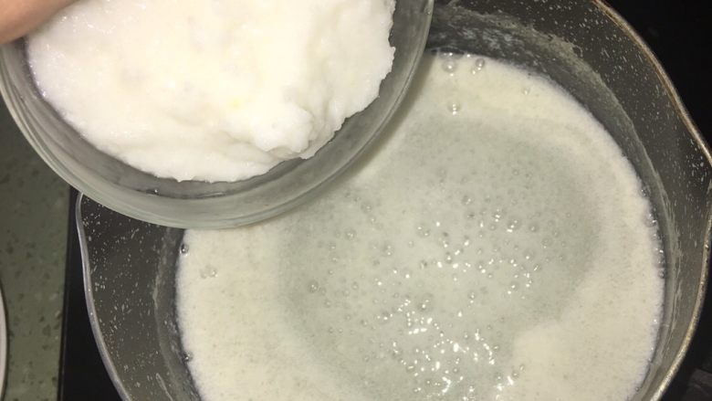 玉米蔬菜米糊 宝宝辅食6M+,玉米汤汁煮至粘稠,加入打好的大米糊糊一起熬煮