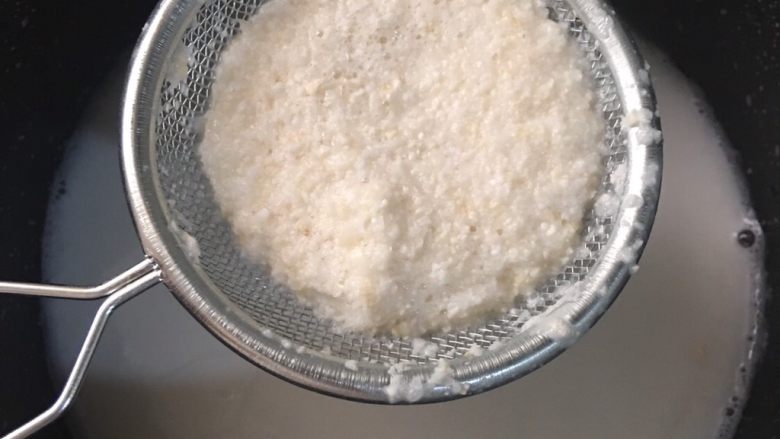 玉米蔬菜米糊 宝宝辅食6M+,将玉米粒打成泥状,用筛子过滤,撇去玉米渣(玉米渣可以和面粉一起落玉米饼)