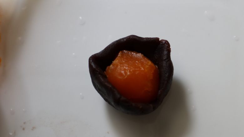 传统月饼,.此刻,将蛋黄用豆沙包起来,每份豆沙20克包裹一个蛋黄。