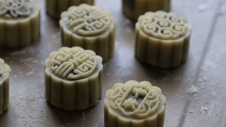 传统月饼,.放平往下直接按压至烤盘,可减少挪动,避免变形。