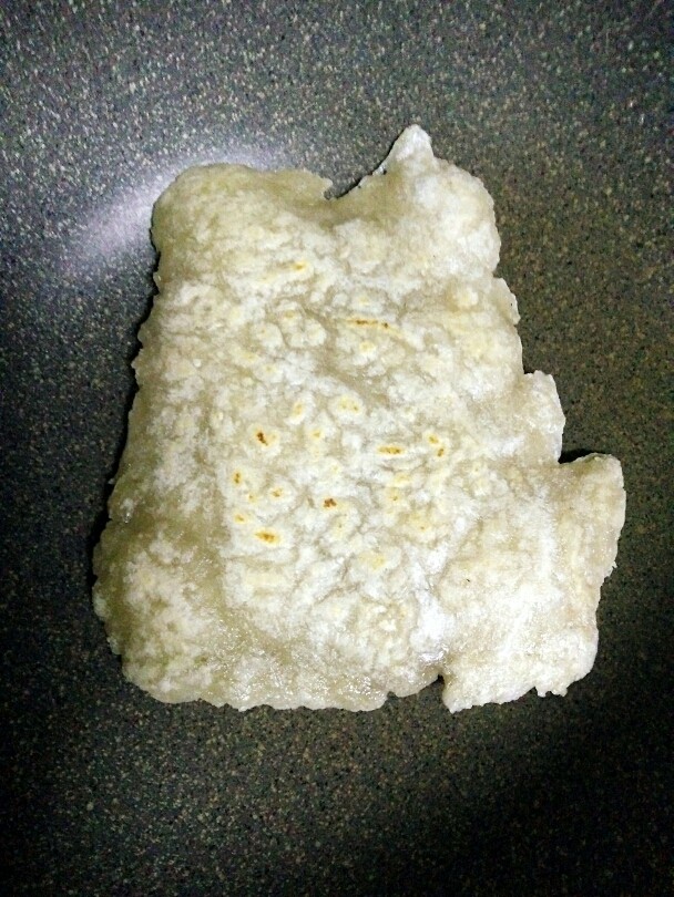 苕粉肉,两面轮换着煎,至到煎熟煎透。(煎熟的状态就是饼的四周看不到白色,苕饼的表面会微微彭胀)