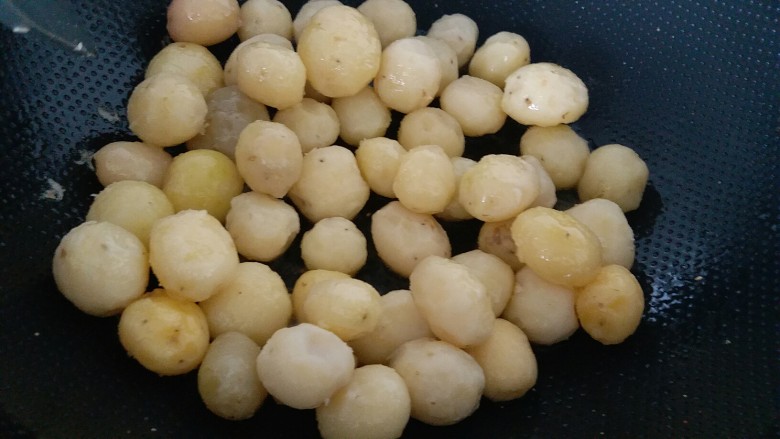 万能的土豆+飘香小土豆,剥皮的土豆倒进油锅内,小火慢煎,勤翻面