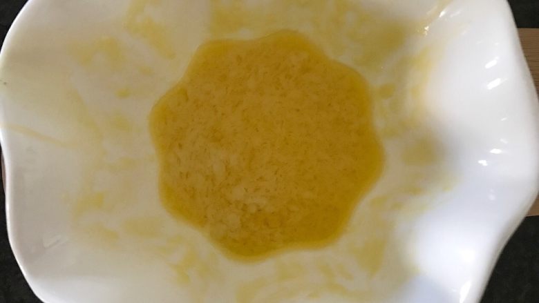牛油果木瓜思慕雪,先将白巧克力切碎,放入小碗加入牛奶,拉上保鲜膜,在微波炉里加热30秒,然后搅拌均匀,