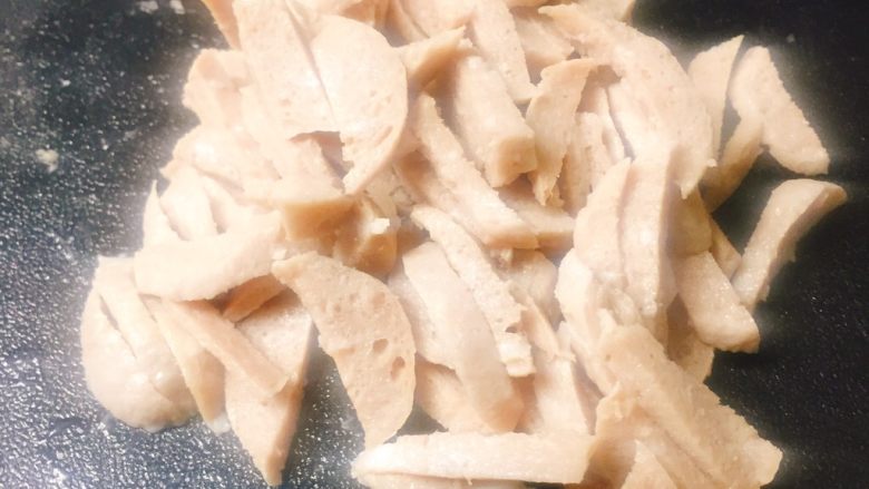 超柔软会拉丝的~味增肉肉排包,肉肉切丝(家里好多贡丸 于是拿出化冻后切丝也可以哟)