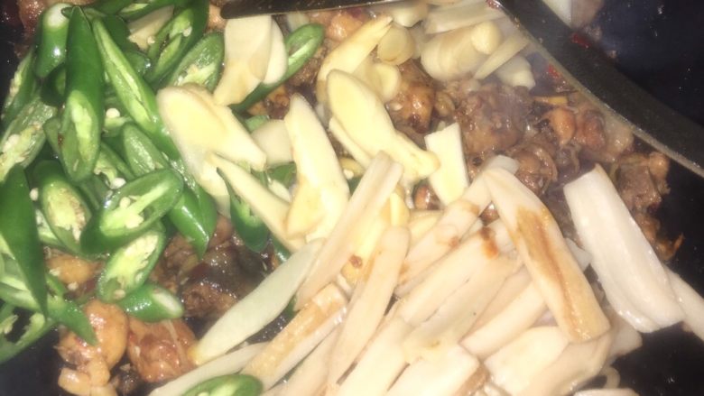 姜爆鸭子,加入配菜:辣椒,仔姜,藕条
