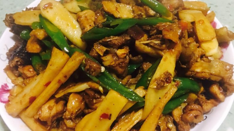 姜爆鸭子,炒好后装入盘中,真的非常好吃,喜欢的宝宝们动手做起来吧,绝对不会让你失望的
