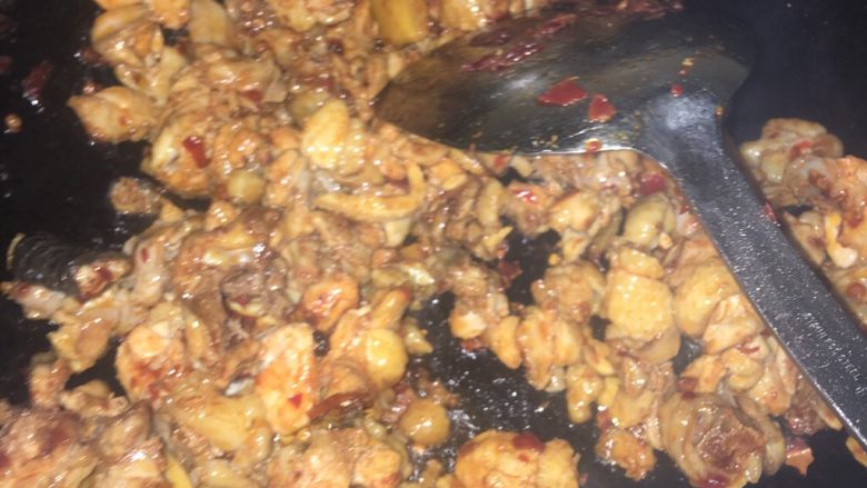 姜爆鸭子,炒香后加入鸭子继续翻炒均匀,多炒一会