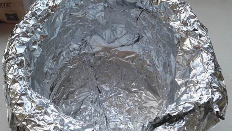 砂锅烤窑鸡 ,重复步骤八放置锡纸,我这样多放几层,是为了防止烤汁流入锅内,难以清洗。